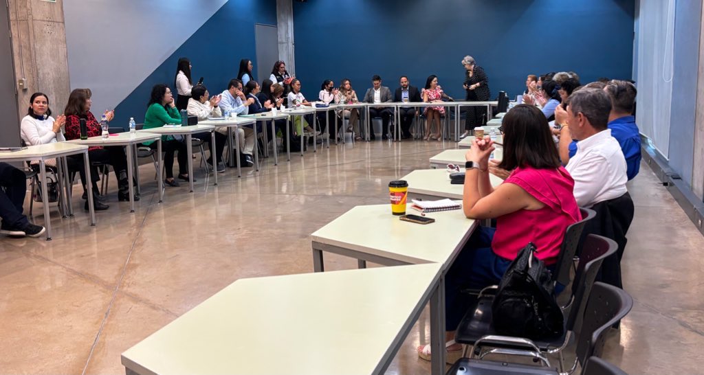 trilemaedu's tweet photo. Hoy @carmenpellicer_ invitada por la #SecretaríaEducacion #Queretaro #MarthaSoto presentando el #ModeloRubik de transformación de escuelas a #Directivos #SantiagodeQueretaro🇲🇽 https://t.co/p6fxbvyBbZ