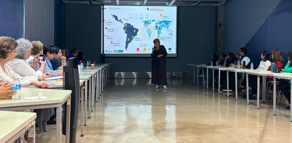 Hoy <a href="/carmenpellicer_/">Carmen Pellicer</a> invitada por la #SecretaríaEducacion #Queretaro #MarthaSoto presentando el #ModeloRubik de transformación de escuelas a #Directivos #SantiagodeQueretaro🇲🇽