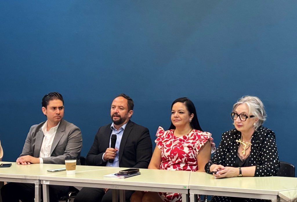 trilemaedu's tweet photo. Hoy @carmenpellicer_ invitada por la #SecretaríaEducacion #Queretaro #MarthaSoto presentando el #ModeloRubik de transformación de escuelas a #Directivos #SantiagodeQueretaro🇲🇽 https://t.co/p6fxbvyBbZ