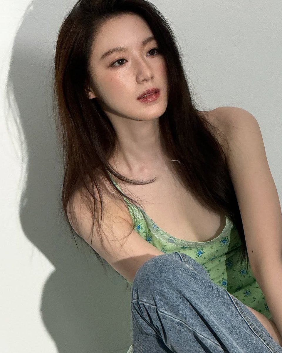 ofShuhua's tweet photo. Grace woven into every glance, confidence laced between every movement. A quiet power radiates through soft silhouettes and bold hues—effortless yet commanding, delicate yet unshakable. https://t.co/NpE3UHfxWS