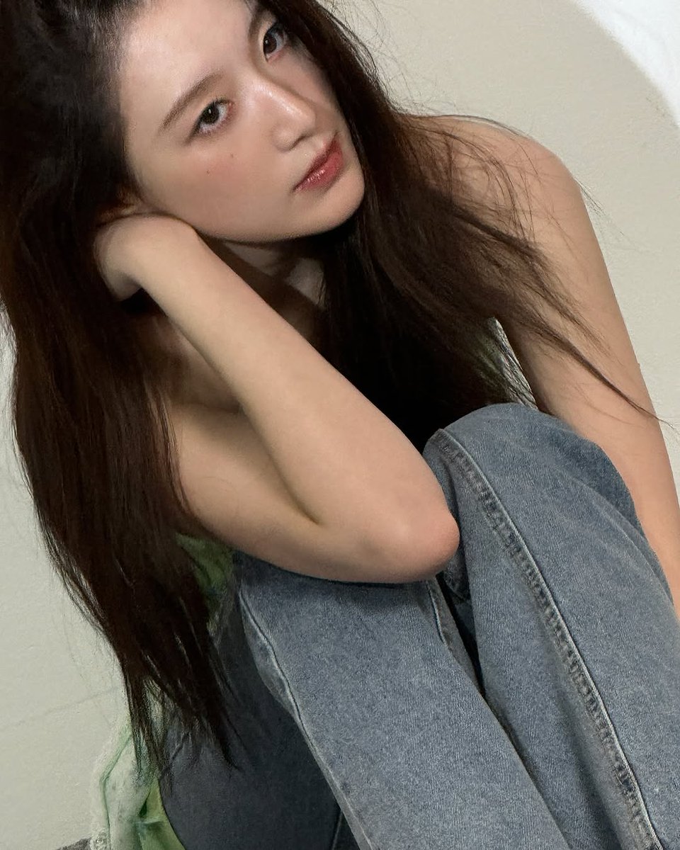 ofShuhua's tweet photo. Grace woven into every glance, confidence laced between every movement. A quiet power radiates through soft silhouettes and bold hues—effortless yet commanding, delicate yet unshakable. https://t.co/NpE3UHfxWS