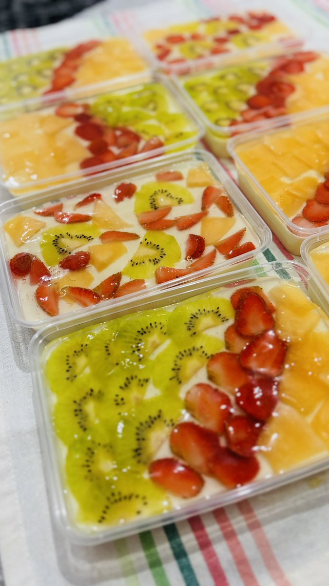MingguPagiii's tweet photo. @FOODFESS2 Kue kue edisi ramadahan taun ini xixi https://t.co/GZRsZidW5z