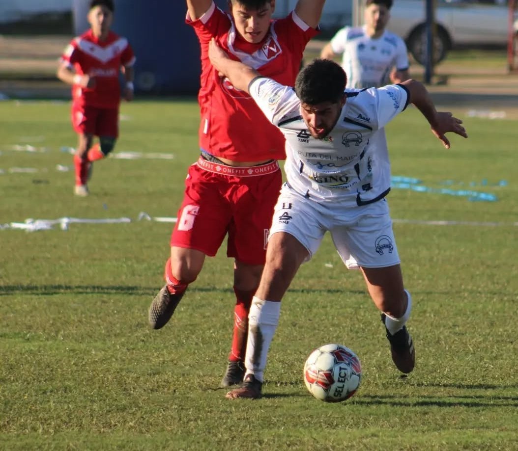 Arruinando mentalme por 11 tipos jugando al fútbol tweet media