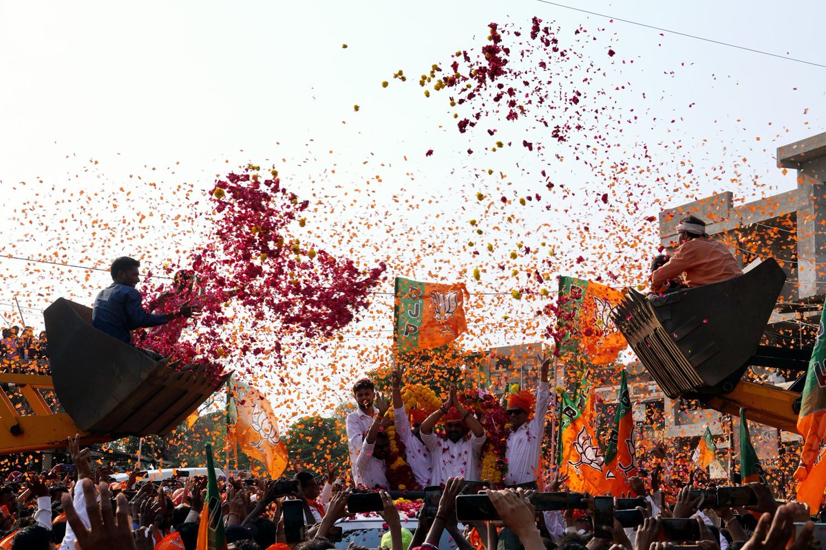 bjpneelrao's tweet photo. ડેડીયાપાડા ખાતે અભિવાદન રેલીમાં વડીલો, યુવા સાથીઓ અને માતૃશક્તિના અપાર સ્નેહ અને ઉત્સાહથી હું અભિભૂત છું. આ જન સમર્થન અમને લોકકલ્યાણ અર્થે વધુ પરિશ્રમ કરવા માટે પ્રેરણા આપે છે. https://t.co/rRCYRJ4mZJ