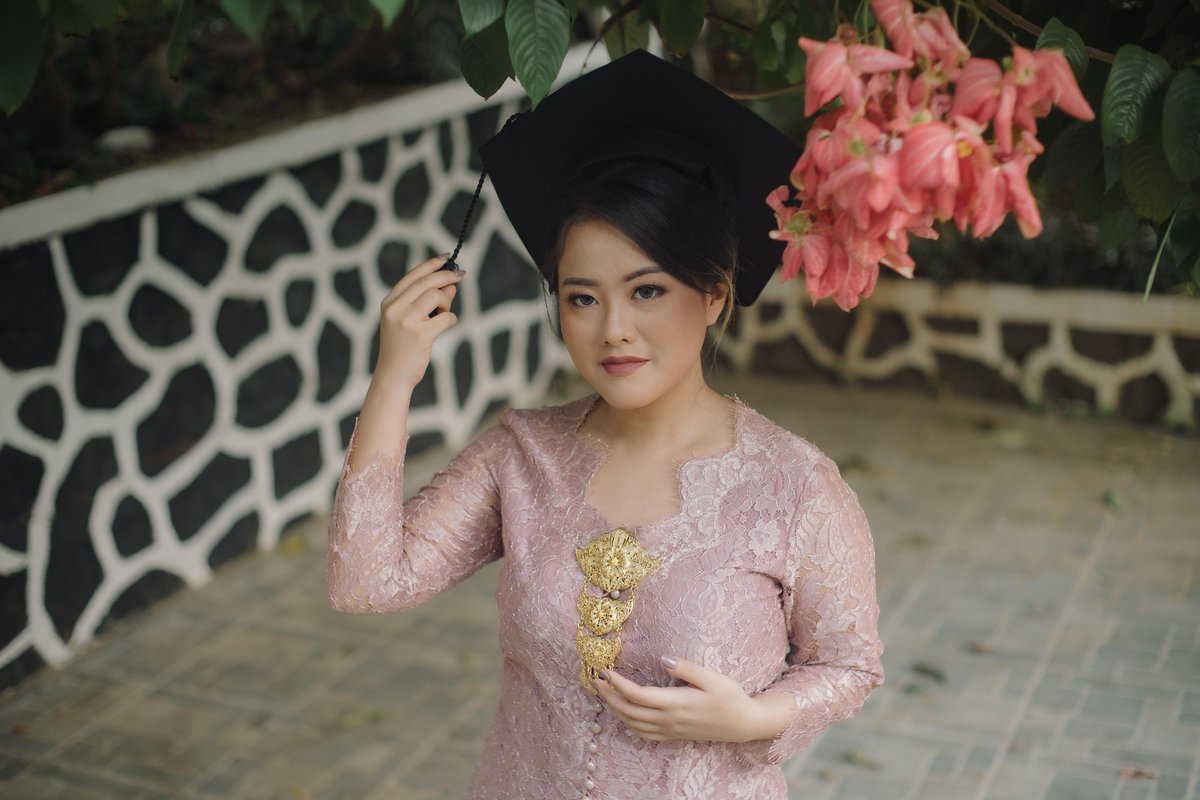 jorgianaaa's tweet photo. Mungkin kalian menganggap massa aksi ini hostile sekali.

Tapi ini contoh aja, gue perempuan, cuman modal botol air mineral, yang marah ngeliat hukum diobrak-abrik, ditambah MARAH ngeliat kita tiba-tiba didorong watercannon.

Kita bukan orang agresif, tapi kemarahan kita valid. https://t.co/29e6lRCUao