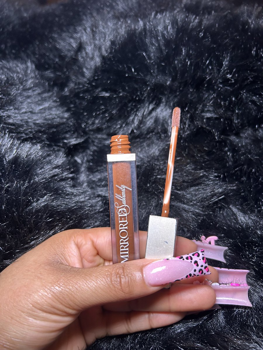 MSublimity's tweet image. Rich chocolate 🍫 that’s that mocha 😍 
@mirroredsublimity mocha gloss gives the girls that warm chocolate lip for any look! 

#mirroredsublimity #lipgloss #blackgirlluxury #blackwomenmakeup #luxury #browngloss