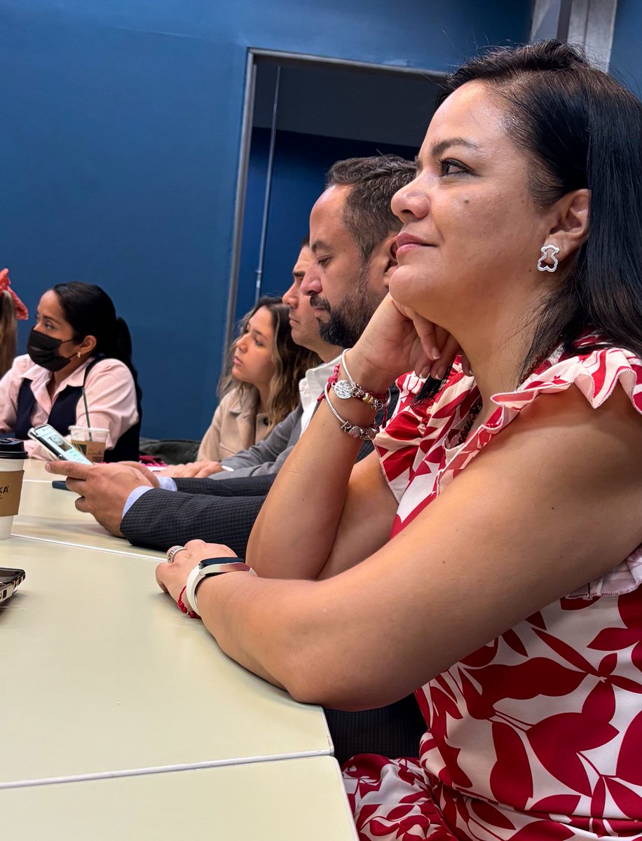 “No importa el punto de partida de tu escuela, lo que importa es el horizonte que dibujas para tus alumnos y escuela” <a href="/carmenpellicer_/">Carmen Pellicer</a> 
<a href="/educacionqro/">educacionqueretaro</a> <a href="/JorgeEnriqueHM/">Jorge E. Hernández M.</a> #transformandoescuelas