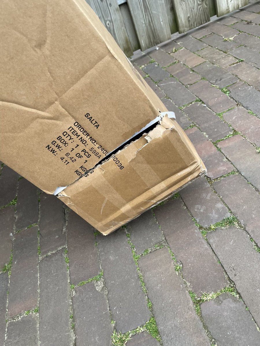 MauriceBosch's tweet photo. @dpdNL wanneer voeden jullie bezorgers op om het pakket heelhuids te bezorgen. Van alle bezorgers hebben jullie echt de slechtste zorg om een pakket. Jammer als ik geen bezorger kan kiezen en jullie bezorgen.. https://t.co/4CLKNZLI6v