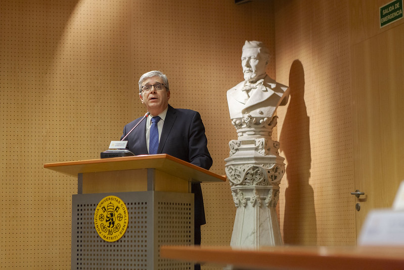 El profesor Ángel Cordovilla, nombrado nuevo decano de las facultades de Teología y Derecho Canónico de Comillas. 

El nuevo decano se mostró “agradecido e ilusionado” y recordó que los profesores “somos en relación”.

Crónica y fotos del acto: comillas.edu/noticias/angel…