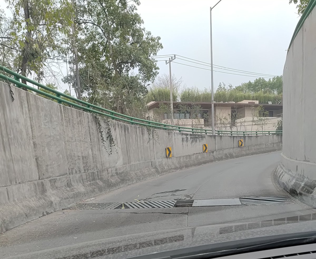 Está rota la coladera del paso a desnivel de Bosques de la Reforma hacia Paseo de la Reforma dirección centro. Ya cayó un autobús de transporte colectivo y tuvo serios daños. Folio SUAC-2503243176346 <a href="/SOBSECDMX/">Secretaría de Obras y Servicios CDMX</a>