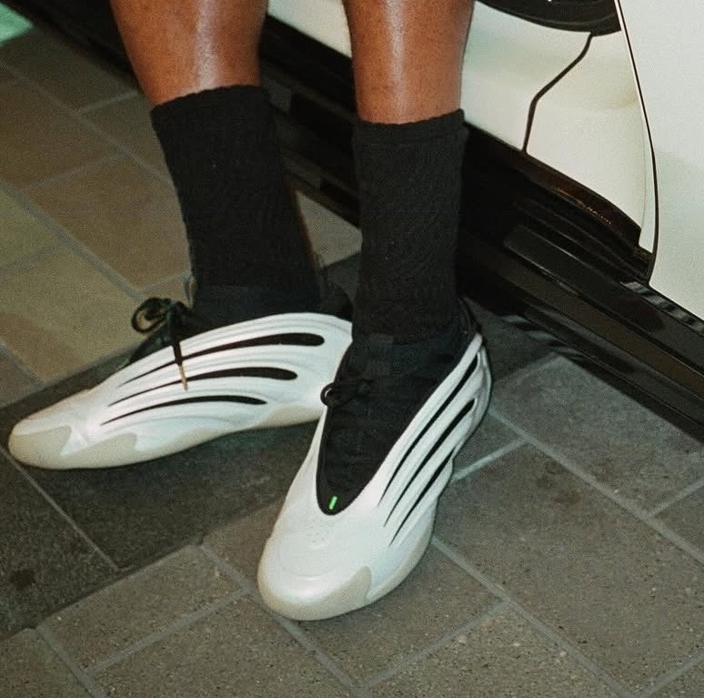JustFreshKicks's tweet photo. James Harden pulled up with another matching whip 🤯🔥 https://t.co/M7C7smtT7n