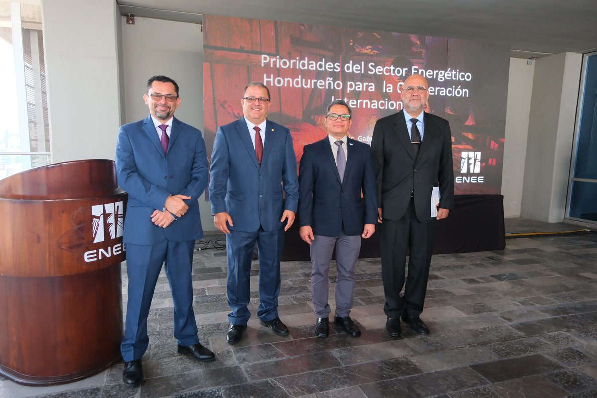 CREE_HONDURAS's tweet photo. El Directorio de Comisionados de la Comisión Reguladora de Energía Eléctrica (CREE) participa en la presentación del Portal de Inversiones de la ENEE y en la exposición de las prioridades del sector energético hondureño para la cooperación internacional. https://t.co/zzk4saAbSB