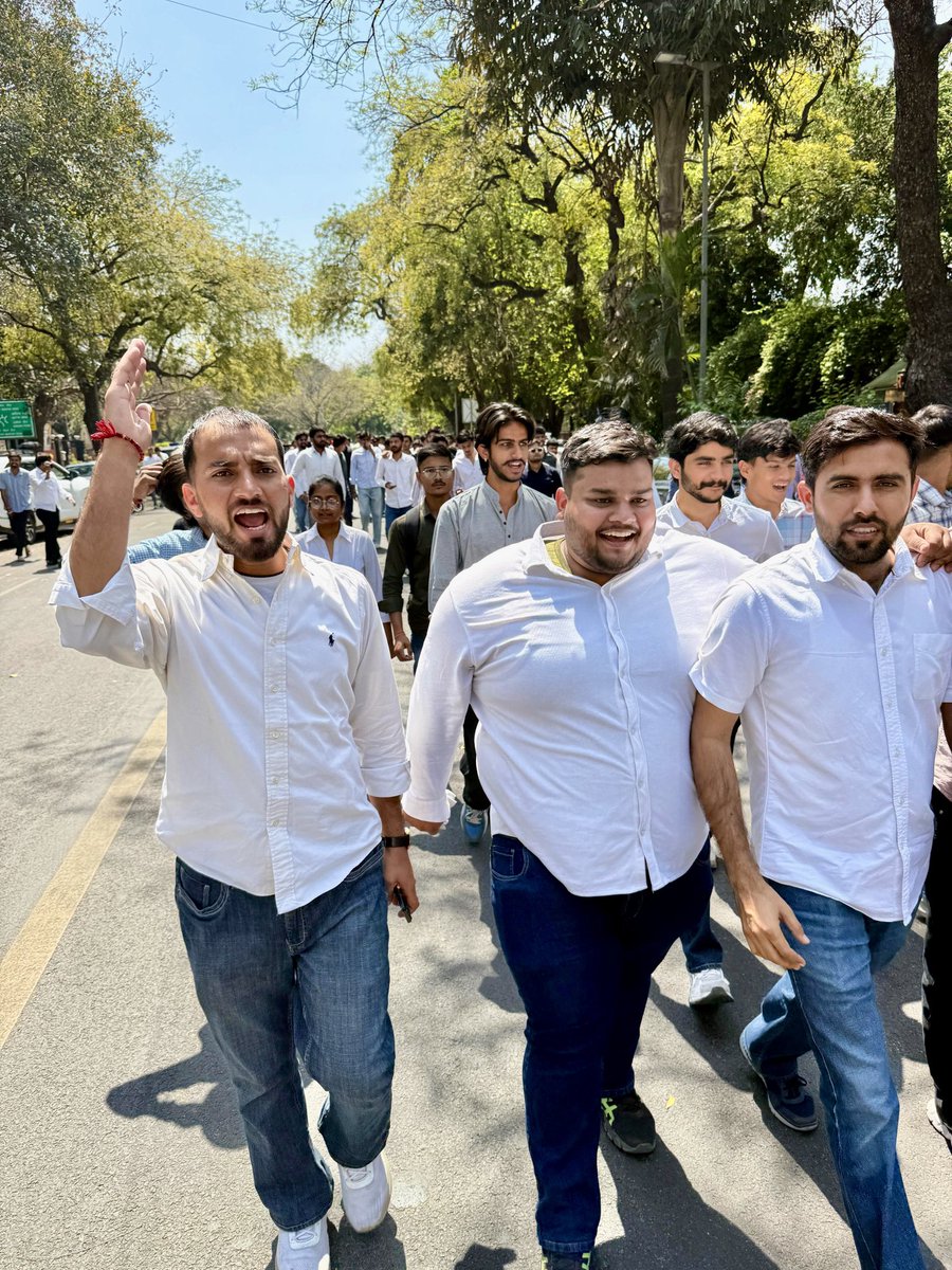 DevashishMina_'s tweet photo. देश में हर रोज अलग-अलग शिक्षण संस्थानों में छात्रों की आवाज को दबाया जा रहा है
इसलिए आज BJP सरकार की कुनीतियों के विरोध में @nsui अध्यक्ष @varunchoudhary2 जी के नेतृत्व में छात्रों ने अपनी आवाज बुलंद की और नेता विपक्ष @rahulgandhi जी भी प्रदर्शन में शामिल हुए।#devashishmina https://t.co/eSoy7DReda