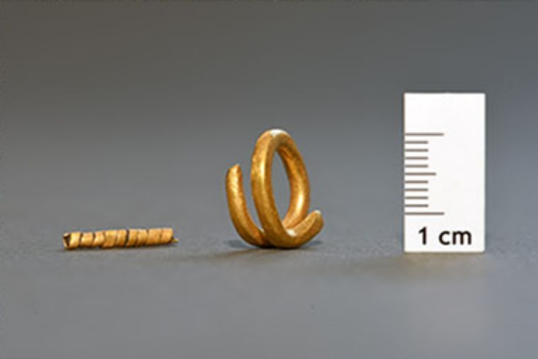 AntiquityJ's tweet image. It's #TolkienReadingDay! This ring may not make you invisible, but at least it won't bring the Eye of Sauron down on you! Found in the only Early Bronze Age burial at Svinjarička Čuka, Serbia, it indicates connections to the Lower Danube.

🆓 doi.org/10.15184/aqy.2…