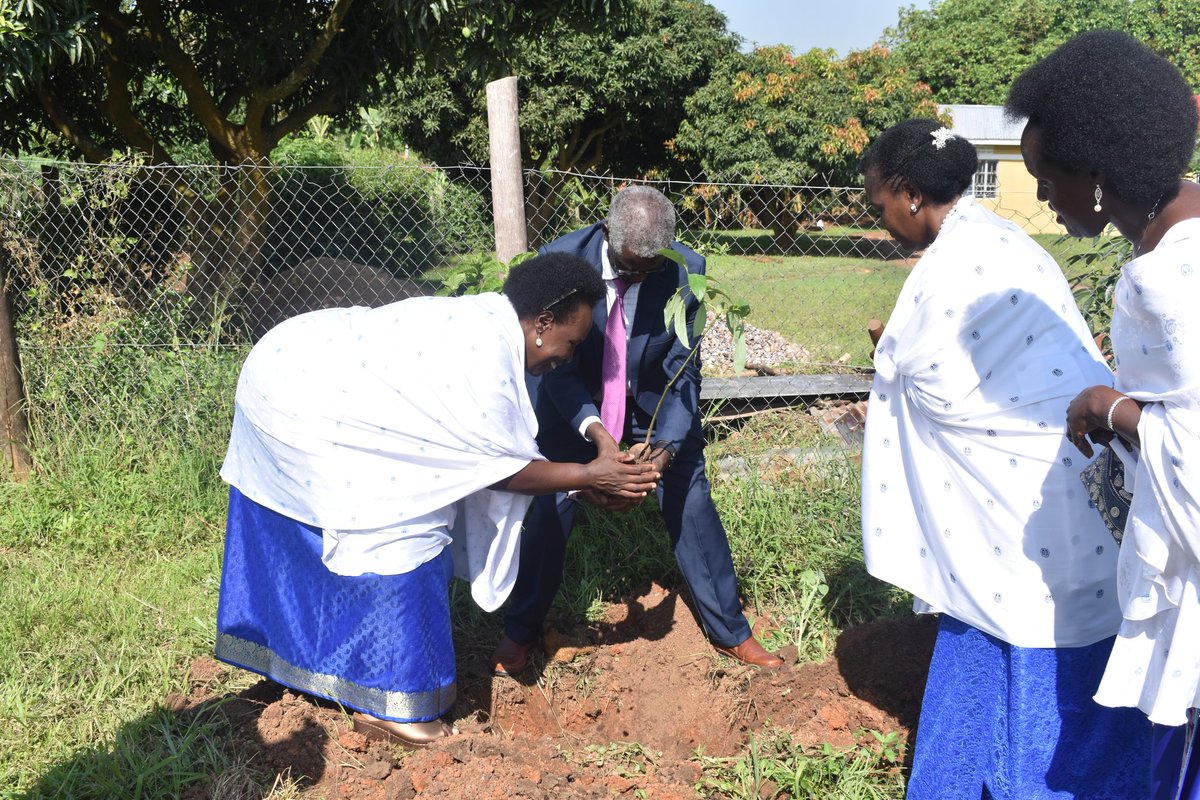AnkoleDiocese's tweet image. Today the Bishop of @AnkoleDiocese led a Thanksgiving service and commissioning of Mary’s day celebrations 2025 and celebration of 68 years of Mother’s Union in Ankole Diocese at St James Cathedral. With the support of fathers, they donated dustbins to the community.