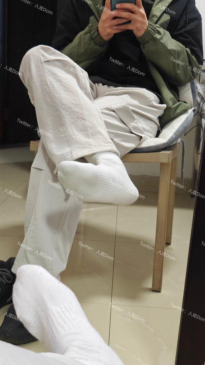 主人回家的第一件事就是把闷了一天的棉袜臭脚踩在你的狗脸上，让你狠狠地吸，努力的给主人除臭，一想到每天都能闻到主人的臭棉袜肯定爽死你个痴臭傻逼了吧。 #脚奴 #除臭 #家奴 #锁奴 #ATM奴