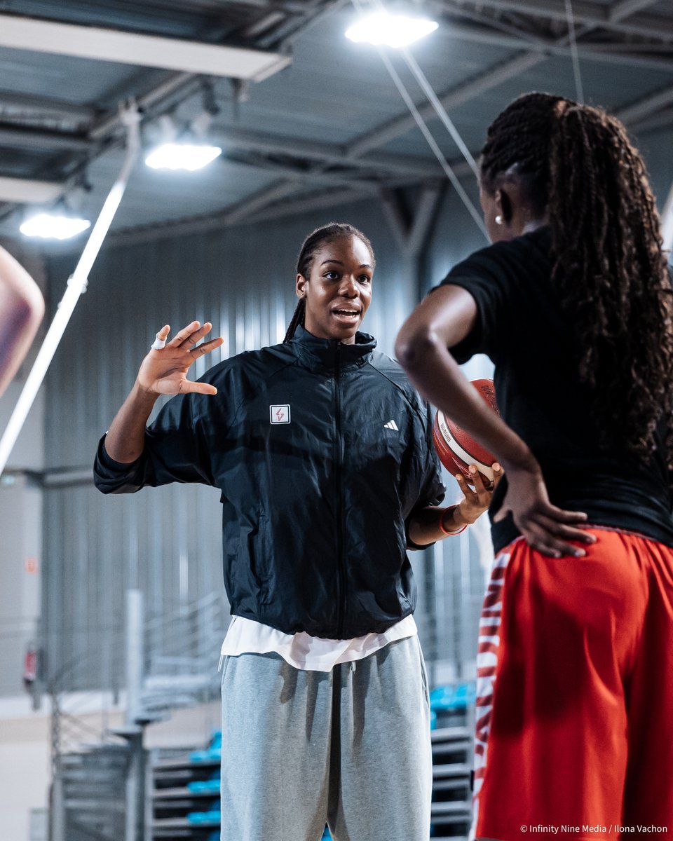 🤍🩷 Hier soir marquait la clôture de notre programme "Passe dé" avec les intérieures de notre association du @fclyonasvelfeminin !

⛹🏽‍♀️ Dominique Malonga et Quentin Van De Casteele (assistant coach) ont animé une séance avec des ateliers et des fondamentaux spécifiques au poste