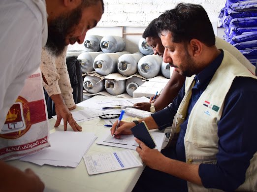 وكيل محافظة حضرموت لشؤون الوادي والصحراء يدشن توزيع السلل الغذائية لمرضى السرطان المقدمة من المملكة العربية السعودية بالتنسيق مع مجلس حضرموت الوطني
سيؤن/ خاص
دشن الأستاذ / عامر سعيد العامري وكيل محافظة حضرموت لشؤون مديريات الوادي والصحراء اليوم بمدينة سيؤن توزيع السلل الغذائية