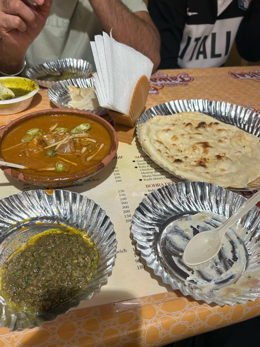 FanViveck's tweet photo. Great food! #bawda #nalli #nihari #keema #rolls #malpua https://t.co/kGXHG8fTFZ