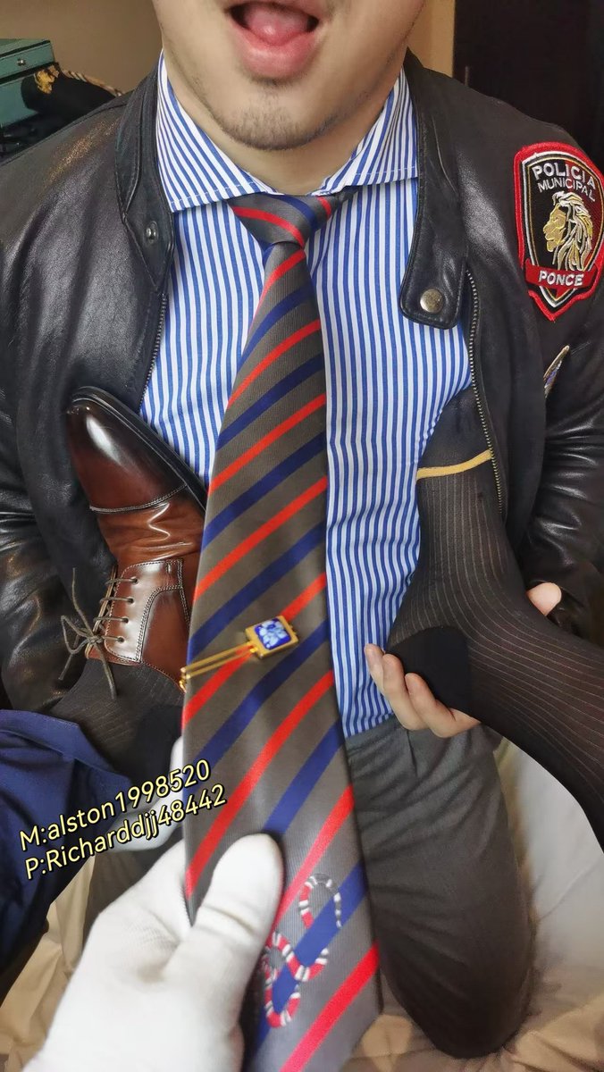 Richarddjj48442's tweet photo. 原创皮革制服丝袜P1，和联名的@alston1998520一起穿皮革，policia👮闻舔袜脚几巴👞🦶🍆，正装大叔的黑丝袜和大肉棒还有手感柔软的皮革，被alston吃了个遍。
#鞋袜 #皮革制服 #舔脚服侍 #正装S #BDSM https://t.co/RvUqVDQX5O