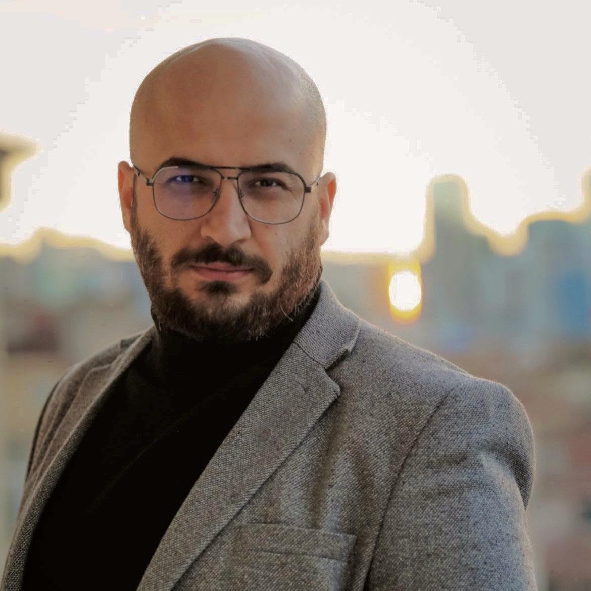 Gazeteci Serkan Kafkas: 

"AKP seçmeni zannediyor ki; bu kadar insan, Ekrem İmamoğlu yargılandığı için sokakta. 

Hayır.

Depremzedelere parayla çadır satan Kızılay Başkanını yargılamadığınız için sokaktayız.

Kendi şirketinden, kendi bakanlığına, fahiş fiyata dezenfektan satan