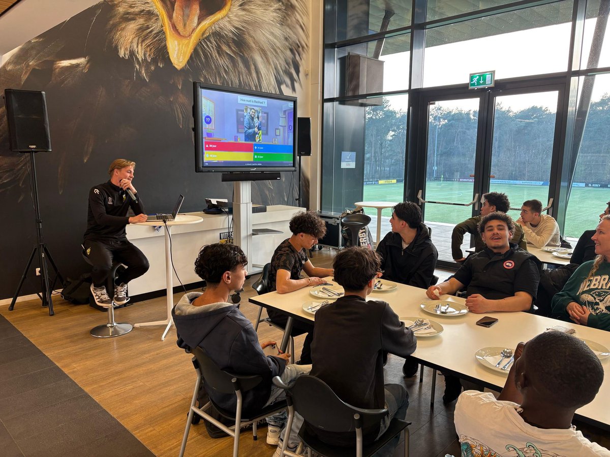 Goed bezig stage <a href="/SennaWesterveld/">Senna Westerveld</a> #vitesse betrokken …

𝗥𝗮𝗺𝗮𝗱𝗮𝗻 𝗯𝗿𝗲𝗻𝗴𝘁 𝗺𝗲𝗻𝘀𝗲𝗻 𝘀𝗮𝗺𝗲𝗻 🌙⚽
𝘑𝘰𝘯𝘨𝘦𝘳𝘦𝘯 𝘷𝘢𝘯 AM- Supportteam 𝘦𝘯 stichting Vitesse Betrokken 𝘬𝘰𝘮𝘦𝘯 𝘣𝘪𝘫𝘦𝘦𝘯 𝘷𝘰𝘰𝘳 𝘦𝘦𝘯 𝘨𝘦𝘻𝘢𝘮𝘦𝘯𝘭𝘪𝘫𝘬𝘦 𝘪𝘧𝘵𝘢𝘳.

Gisteravond