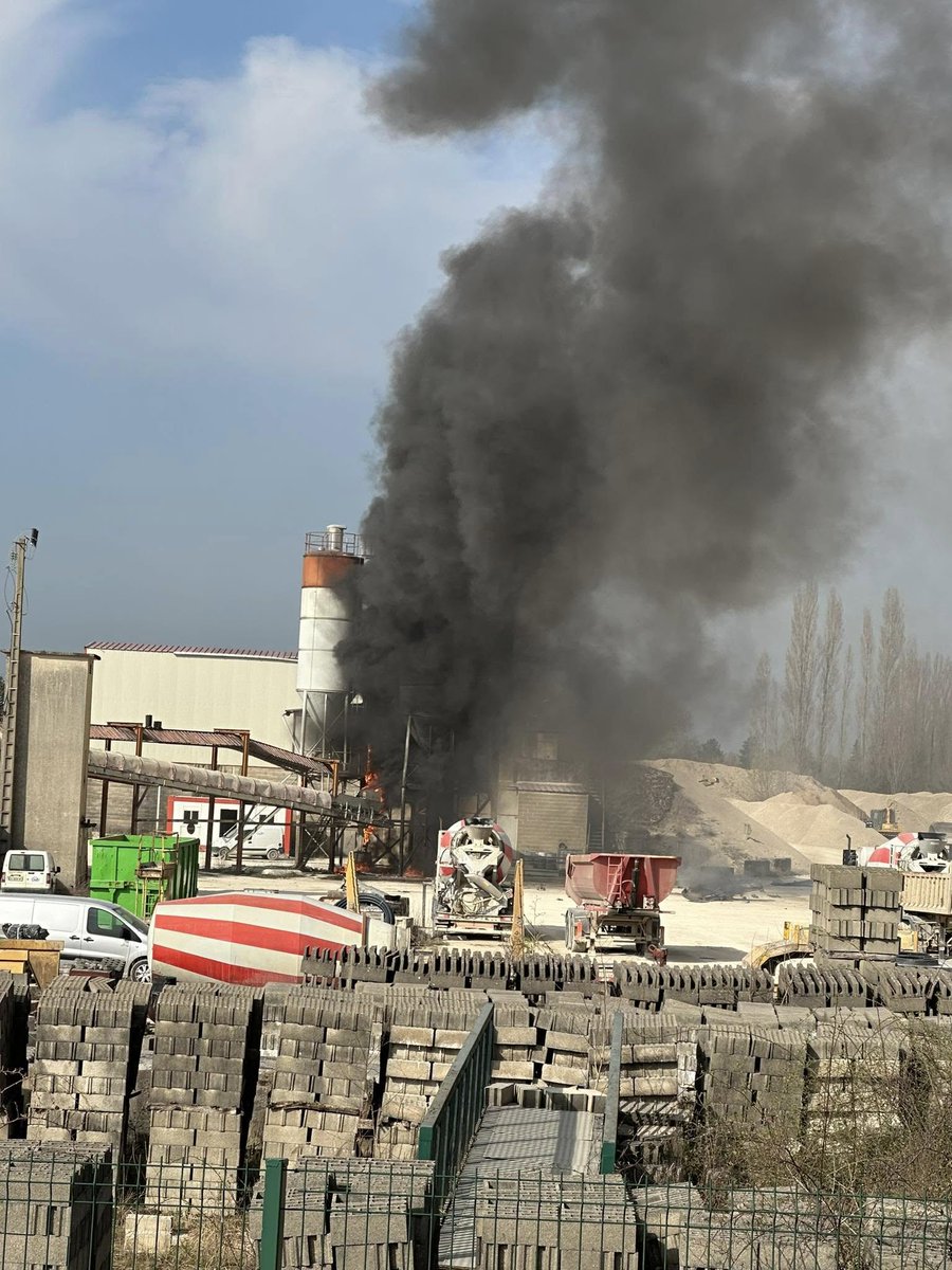 globalbrief_now's tweet photo. 🔴Two French #AlphaJets crashed after a collision during a training flight in eastern #France
This was announced by the Minister of the Armed Forces of the Republic, Sebastien Lecornu.
According to preliminary information, the pilots ejected. One of the planes fell on a silo in the commune of Saint-Dizier. #PatrouilledeFrance