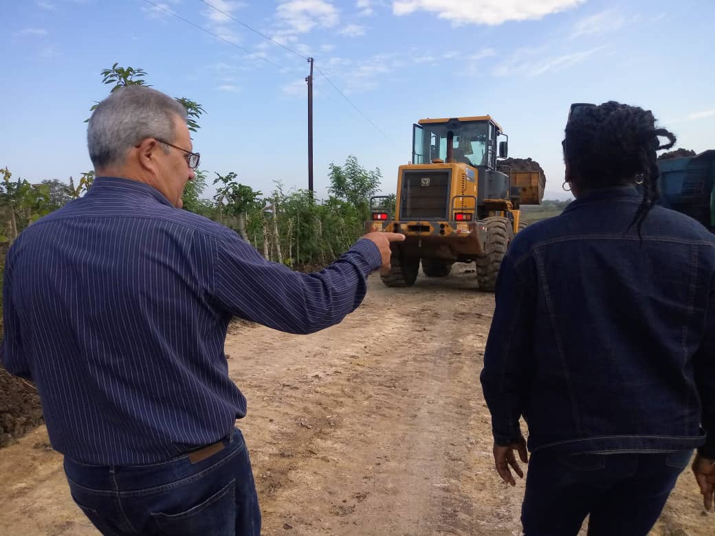ManuelFalconH's tweet photo. Esta mañana en el municipio #SanLuis chequeamos junto a @BeatrizJUrrutia primera secretaria del @PartidoPCC en la provincia #SantiagoDeCuba el lugar donde se construye el segundo parque fotovoltaico de la provincia, aportará 21.8 megavatios al SEN. #SíSePuede https://t.co/QdUkhhjnb3