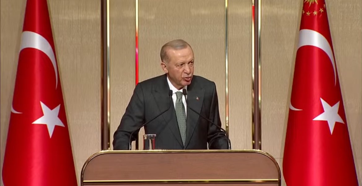 🚨#SONDAKİKA 

Cumhurbaşkanı Erdoğan:

"Bu gençlik sokakları ateşe veren, yakıp yıkan affedersiniz ağzı ve ahlakı bozuk değil duruşu ile edep ve vakar timsali olan bir gençliktir."
