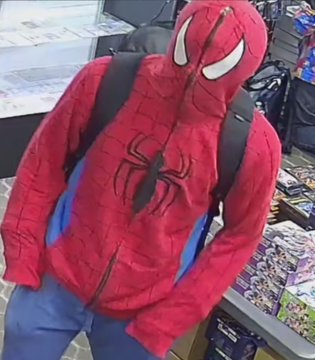 PopDailyRP's tweet photo. Se identifica a nuestro amigable vecino Spider-Man supuestamente robando un sixpack de agua mineral ' Saratoga'.

"¡Necesito ser Alfa!"  gritó mientras huía de la tienda. https://t.co/aKQ6gdcMMA