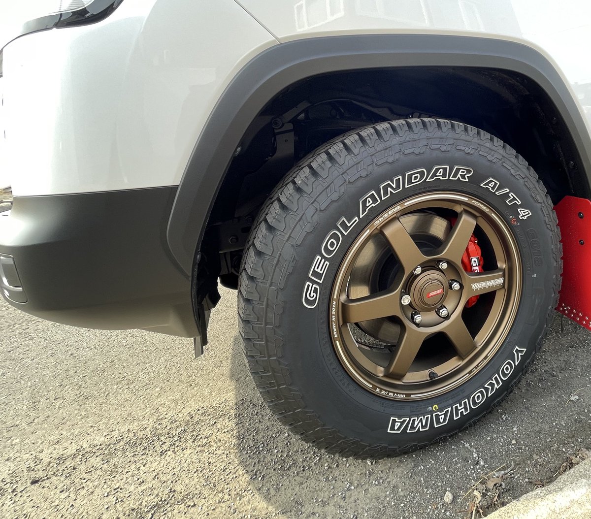 タイヤ交換して、見た目だけの自己満カスタム。

うん、カッコヨイ☺️

#ランクル300
#TE37
#GR
#TOYOTA