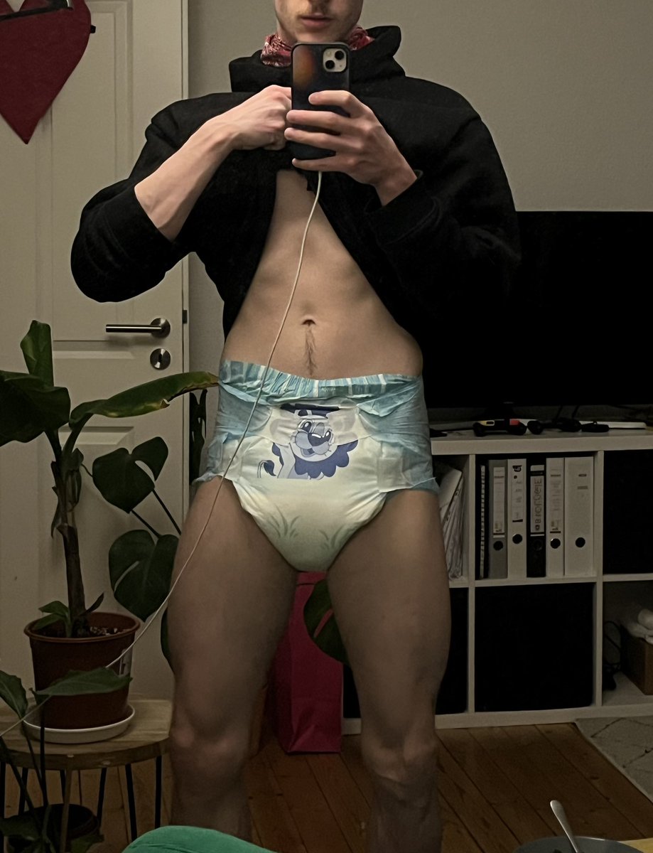 Boosted to the max in this one, felt super cute (and hot!). Let’s hope i don’t leak tonight 👀
#diaper #diapergay #gaydiaper #diaperboy #windel #windeljunge #abdl #jock #diaperjock #kink