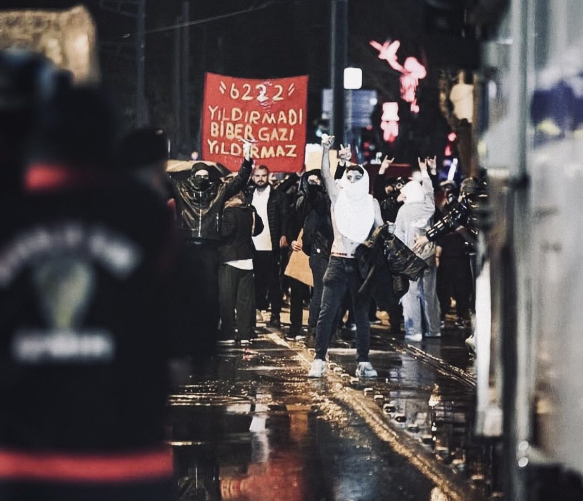 egetribunleri's tweet photo. Münferit Göztepeli Taraftarlar “6222 Yıldıramadı Biber Gazı yıldıramaz” yazılı pankartlarla İzmir Sokaklarında Eylemlere katıldı. https://t.co/Vt43ROo0M8