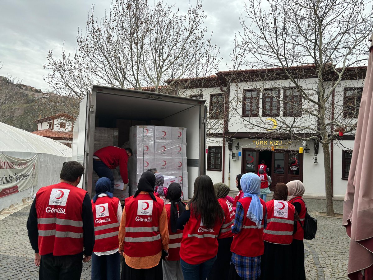 Türk Kızılay Altındağ Şubesi Olarak Ramazan'ın bereketine ve paylaşmanın sevincine ortak olmayı gaye edinerek, yardımlarını Türkiye'nin merhamet elçisi Kızılay vasıtasıyla ihtiyaç sahiplerine ulaştıran siz değerli bağışçılarımıza şükranlarımızı sunarız. #HilâlOlsun 🌙