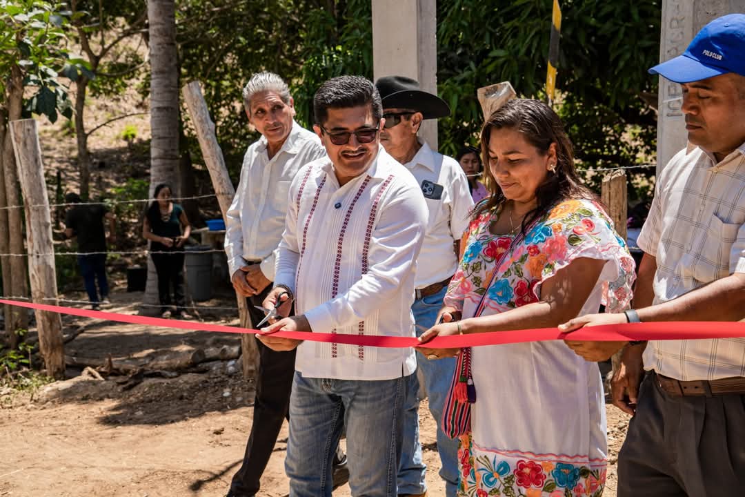 laverdaddeoax's tweet photo. 26 familias de El Zapote, Mixtepec, ya tienen luz.

Se inauguró la red eléctrica con 4.7 km de cableado, 87 postes y 11 transformadores.

Un logro del @GobiernoMX a través del #FSUE y la @CFEmx.

¡Más comunidades en Oaxaca se iluminan!
@hsanchezlopez

https://t.co/K7JcDYNANB https://t.co/9NmoBBy4bq