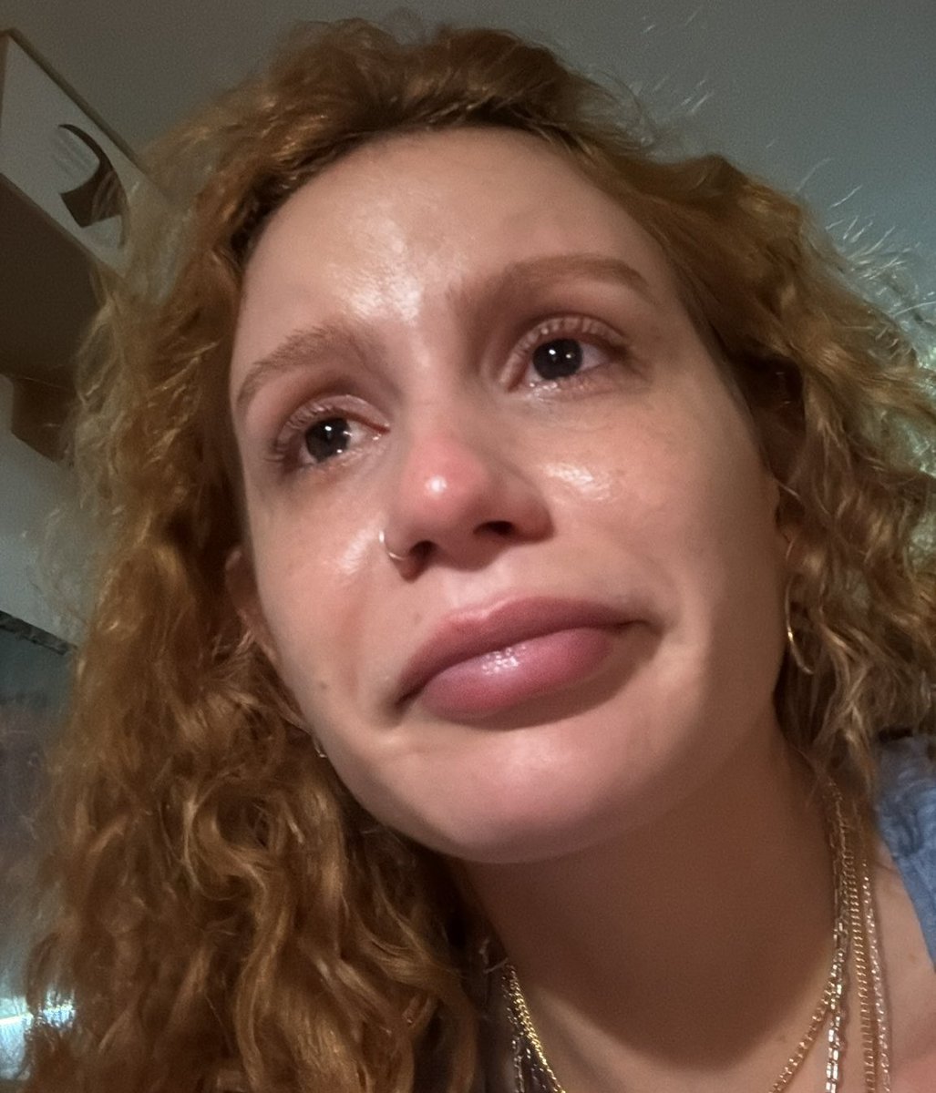 garotabiazin's tweet photo. e as 21h01 quando eu tiver chorando de orgulho da caroline enquando escuto te amo sem culpa no talo https://t.co/NoSqexN1dL