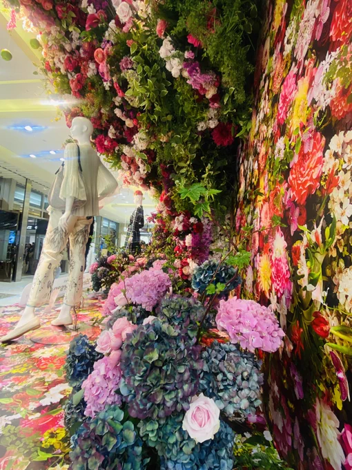 名古屋タカシマヤのウィンドウディスプレイ。タカシマヤさんらしい豪華さと気品に満ち溢れた春の装いでした。 