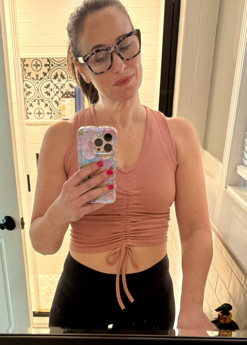Melamurph's tweet image. โKeep calm and ponytail onโฆโ
Tuesday night fight night in full force. Need a good ๐ kicking to get me through the week.
Happy Tuesday everyone! โค๏ธ ๐ฅ ๐
#TuesdayMotivaton #TuesdayFeeling #fitchicks #FitnessGoals #WritingCommunity #strongwomen #workoutgirl