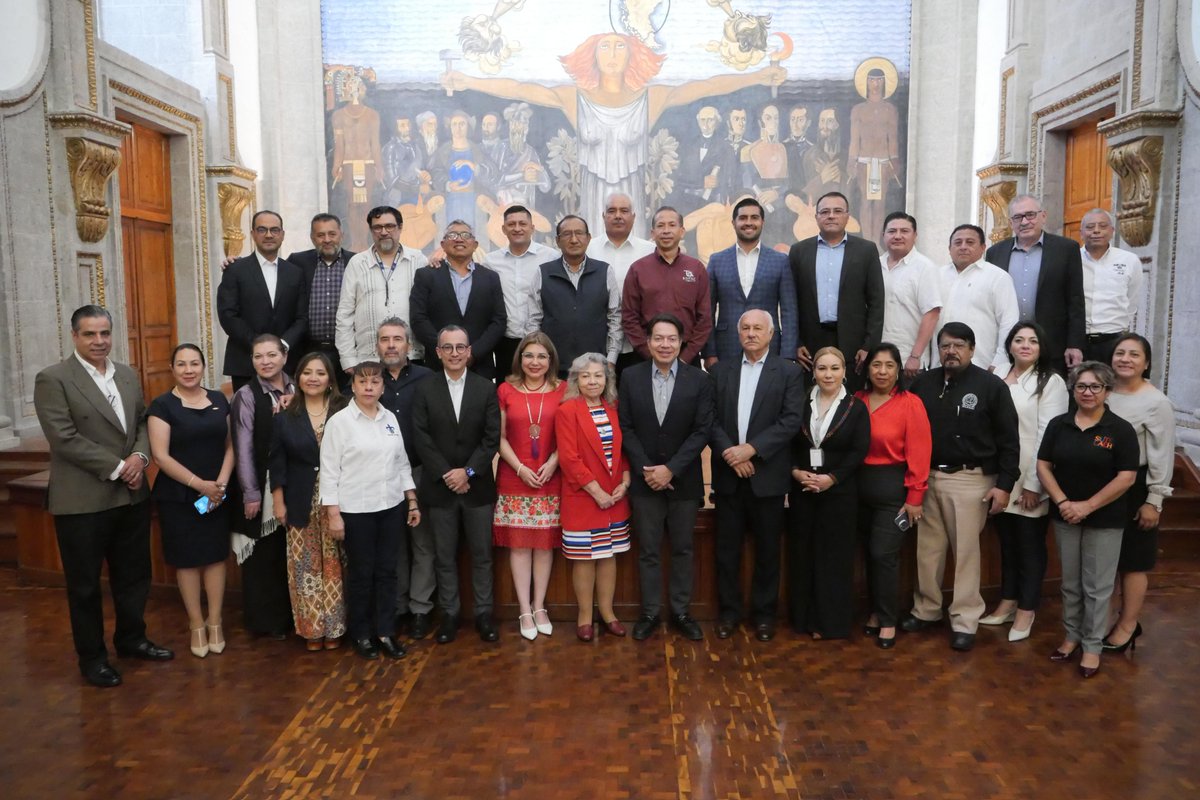 SEP_mx's tweet photo. #TuSecretarioInforma🗞️ | El maestro @mario_delgado invitó a representantes de la #CONTU a sumarse al compromiso de la presidenta @Claudiashein para incrementar en 330 mil lugares la cobertura de #EducaciónSuperior. También enfatizó la importancia de adaptar la oferta curricular a la demanda económica, fortaleciendo los principios de la Nueva Escuela Mexicana. 🏫🎓
🔗 Conoce más: https://t.co/algsQB2j6b