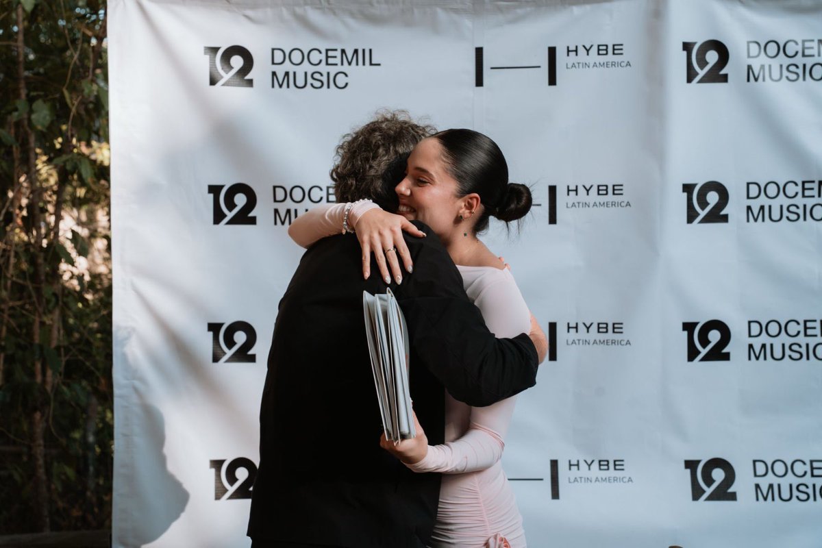 docemilmusic's tweet photo. ¡SORPRESA! ¡Damos la bienvenida a @americafdzzg a la familia #DOCEMILMUSIC! ✨🎵⭐️🎵💫 Máxima representación latina.❤️🔥 #TheLatinWay https://t.co/JDvJ89DdRE