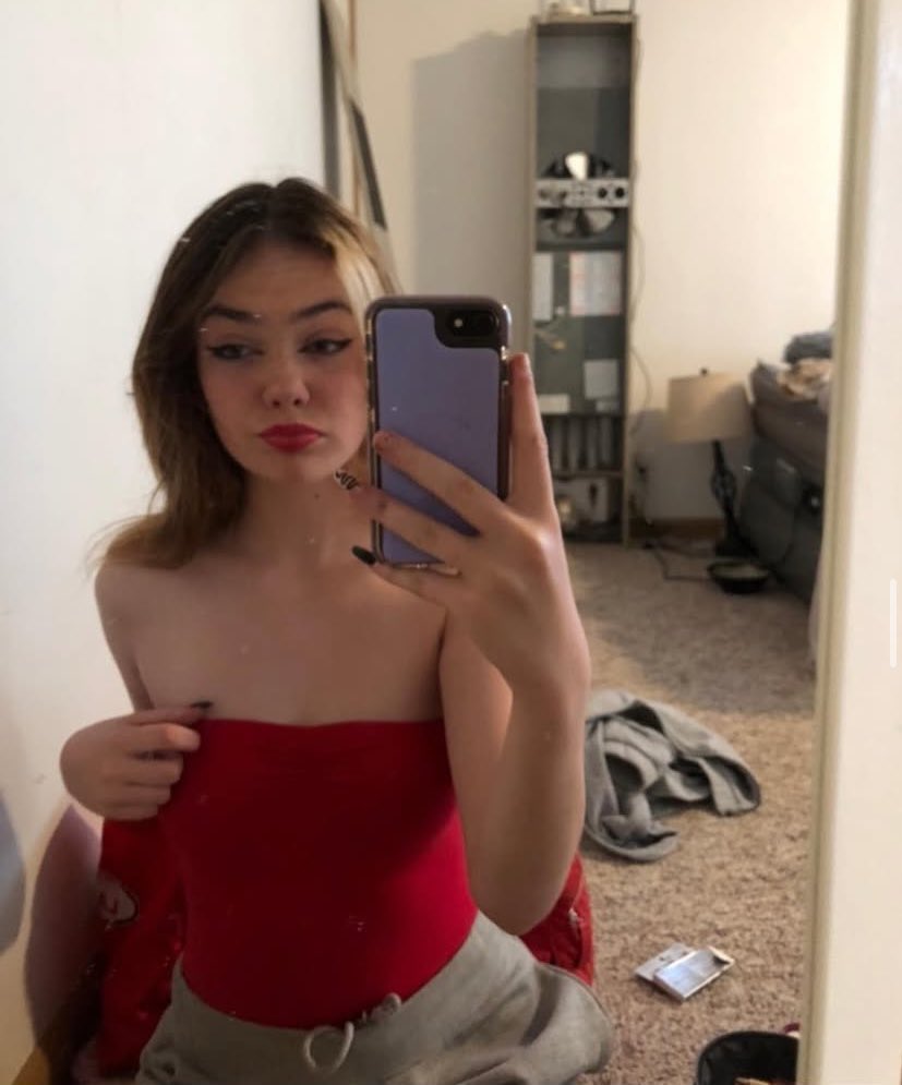SydnoSquidno's tweet photo. Dm me to watch me take my top off for you 😝 https://t.co/SraHj0JPn9