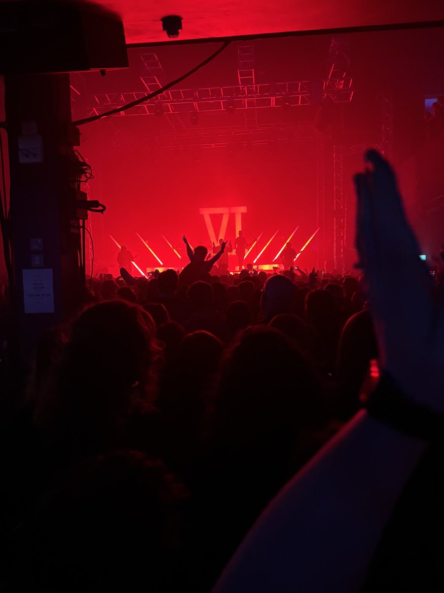 becksbroadhead's tweet photo. @youmeatsix featuring a Toby Hanmore crowd surf https://t.co/peO4nojFx2