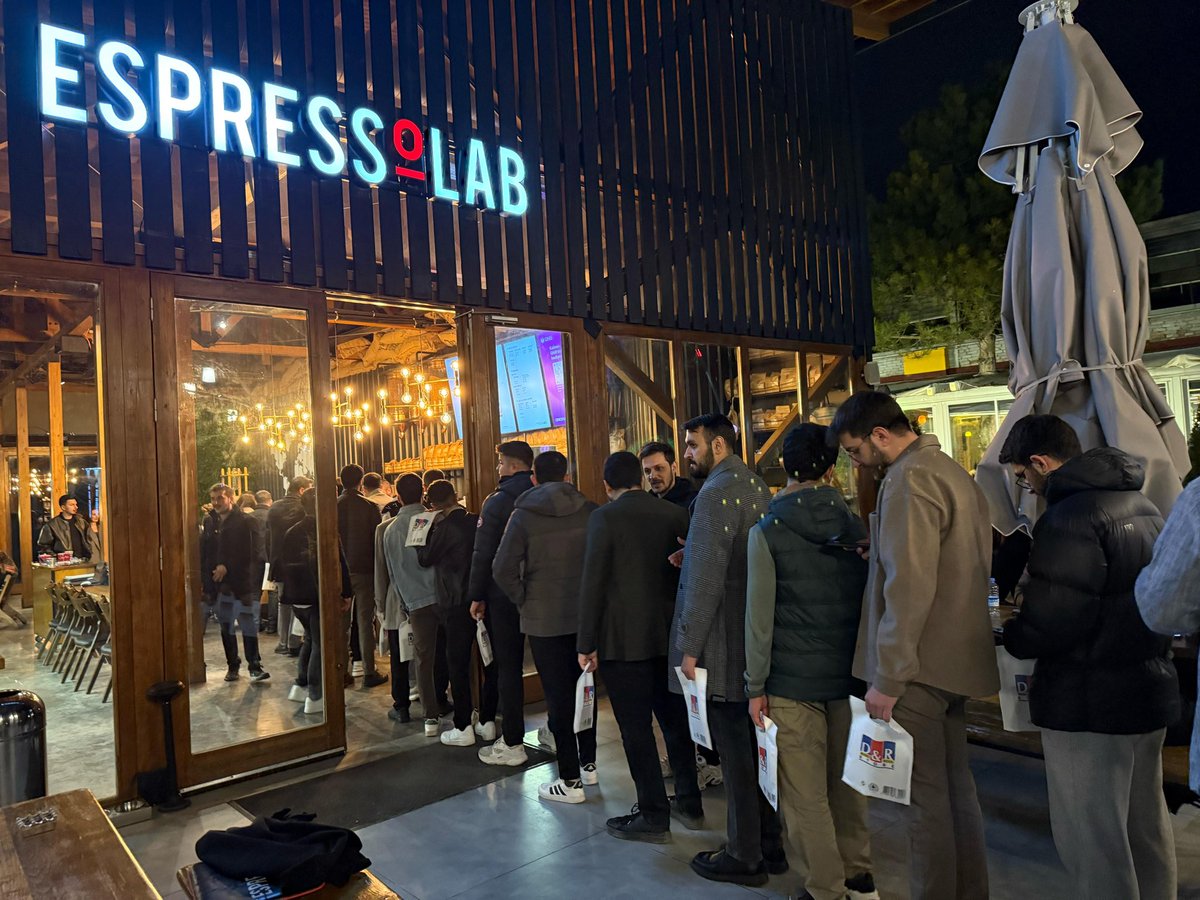 Hepsi D&amp;R poşetli, demek vakıflara/teşkilatlara emir gitmiş.

Yapı unsurları boykotlar işe yaramıyor diye algıya abanıyor, gülün geçin, uzun vadede göreceğiz.

Ntv'nin vb. bugün muhalefete verdikleri süreyi arttırması bile başlangıç meyvesi. Sermayenin ideolojisi olmaz.