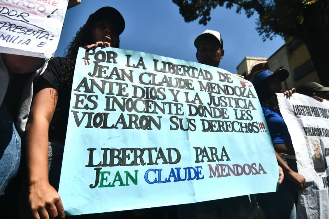ConElMazoDando's tweet photo. #BukeleCachorritoYLacayo | El pueblo venezolano salió a marchar este martes 25 de marzo en solidaridad con migrantes secuestrados en El Solidaridad y a exigir que se le respeten sus derechos. 

Desde la Avenida Nueva Granada, en Caracas, Franklin Castillo aseguró que salió a marcha por amor y en defensa de los patriotas que tienen secuestrado en El Salvador".

"Nayib Bukele es un fascista, lacayo del presidente de Estados Unidos, Donald Trump. Desde aquí le decimos que losi migrantes venezolanos no están solos, cuentan con todo un pueblo", añadió. 

Asimismo, le pidió a a los padres, madres, hermanos, hijos, de los migrantes confiar en el presidente Nicolás Maduro porque el hará todo lo posible por traerlos de vuelta. 

Por si parte, Maidelen Corra, joven universitaria, señaló que es indignante el trato que le están dando a los venezolanos en el extranjero 

"Ese acto fascista tiene rostro y me uno a la consigna, migrar no es un delito, sancionar aun pueblo si lo es", acotó.

Entretanto, Rosa Fuentes, aseveró que salió a marchar y marchará las veces que sean necesarias, porque hay muchas madres sufriendo, viendo como sus hijos son tratados como delincuentes.

"Tienen que regresarnos los migrantes que tienen secuestrados en El Salvador, porque su presidente Nayib Bukele está violando las leyes internacionales", enfatizó.

@dcabellor #25mar