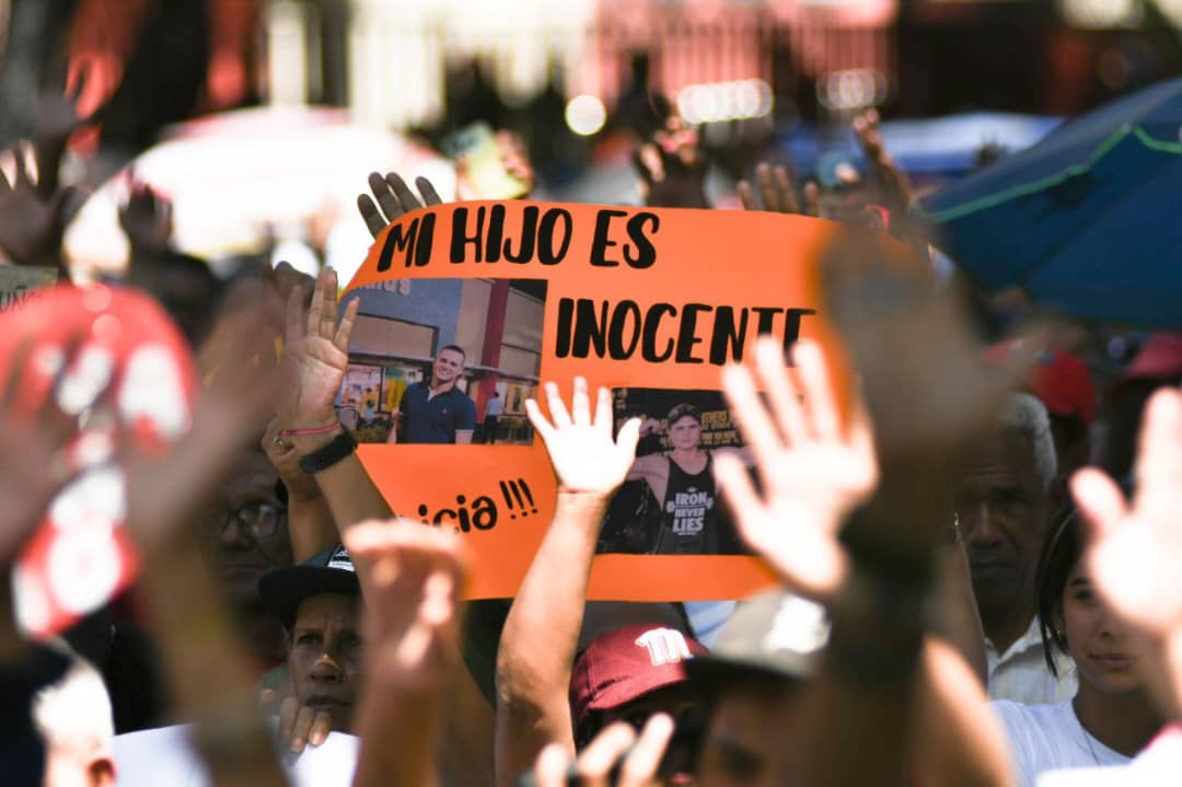 ConElMazoDando's tweet photo. #BukeleCachorritoYLacayo | El pueblo venezolano salió a marchar este martes 25 de marzo en solidaridad con migrantes secuestrados en El Solidaridad y a exigir que se le respeten sus derechos. 

Desde la Avenida Nueva Granada, en Caracas, Franklin Castillo aseguró que salió a marcha por amor y en defensa de los patriotas que tienen secuestrado en El Salvador".

"Nayib Bukele es un fascista, lacayo del presidente de Estados Unidos, Donald Trump. Desde aquí le decimos que losi migrantes venezolanos no están solos, cuentan con todo un pueblo", añadió. 

Asimismo, le pidió a a los padres, madres, hermanos, hijos, de los migrantes confiar en el presidente Nicolás Maduro porque el hará todo lo posible por traerlos de vuelta. 

Por si parte, Maidelen Corra, joven universitaria, señaló que es indignante el trato que le están dando a los venezolanos en el extranjero 

"Ese acto fascista tiene rostro y me uno a la consigna, migrar no es un delito, sancionar aun pueblo si lo es", acotó.

Entretanto, Rosa Fuentes, aseveró que salió a marchar y marchará las veces que sean necesarias, porque hay muchas madres sufriendo, viendo como sus hijos son tratados como delincuentes.

"Tienen que regresarnos los migrantes que tienen secuestrados en El Salvador, porque su presidente Nayib Bukele está violando las leyes internacionales", enfatizó.

@dcabellor #25mar