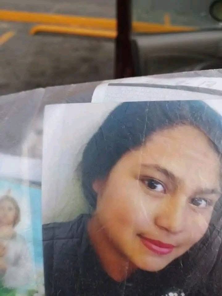 Circula en redes sociales 👇🏻

SECUESTRARON A SU HIJA Y LLORA AFUERA DE UN OXXO

Un señor llorando fuera del Oxxo por que secuestraron a su hija.

Desapareció en Linares, Nuevo León, el nombre de la chica es Graciela, si la llegan a ver informen al
8211581477

Ayudarnos a difundir