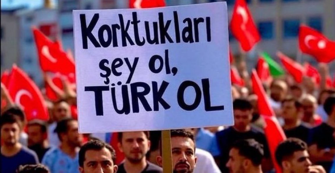 Bir vatandaşın pankartı:

“Korktukları şey ol, TÜRK OL”