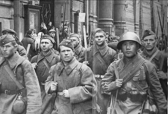 TheFrontovik's tweet photo. Probably one of my favorite photos during the GPW, showing incredible diversity in equipment of the Red Army. https://t.co/zEaJKlRqtX
