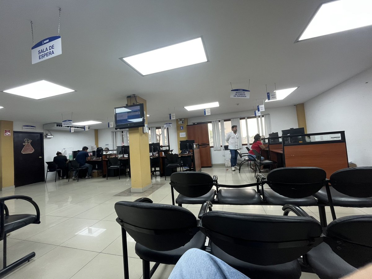 KathePat's tweet photo. @IESSec que linda forma de trabajar! 8 cubículos y solo atiende 2 personas! 
que con los pocos turnos que tienen, los trabajadores públicos no están disponibles y vienen al escritorio cuando se acerque el turno asignado en línea, antes no.  Vacíos, nadie atiende #iess #avamericas https://t.co/FhiCiG4bFY