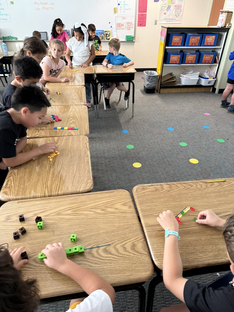 LPElemMathCoach's tweet photo. Second graders at Heritage Elementary are discovering what happens when you measure using different size units! #wearelp https://t.co/GKxEFPGrX4
